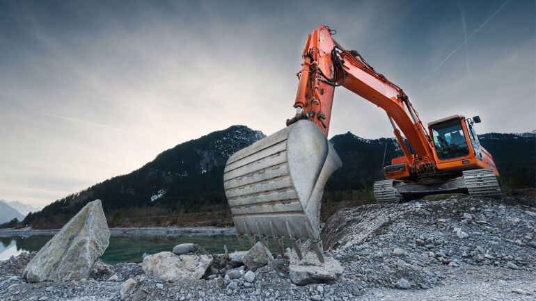 Gravemaskin på grusområde