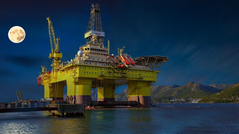 Oljeplattform på havet