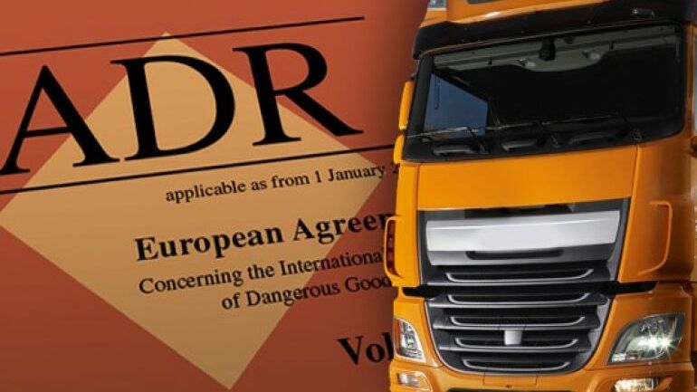 Lastebil med teksten "ADR" ved siden av 